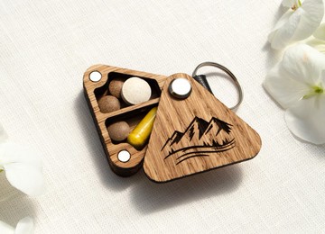 山巒雕刻木質藥盒鑰匙圈 個人化雙隔層收納盒