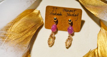 純手工14K包金繞線粉色藍寶石水歐泊耳環