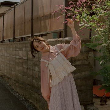 QUEENSHOP_F 女裝 多層網紗剪接綁帶拉鍊背心-杏 現+預 【01099203】