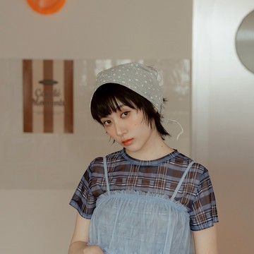 QUEENSHOP_S 女裝 小花蕾絲格紋三角巾 現+預 【07130056】