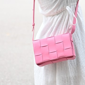 BOTTEGA VENETA 578004 Cassette 大格編織斜背包.亮粉