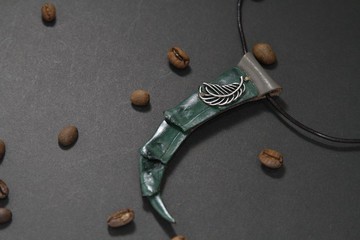 鱷魚皮嵌銀墜飾