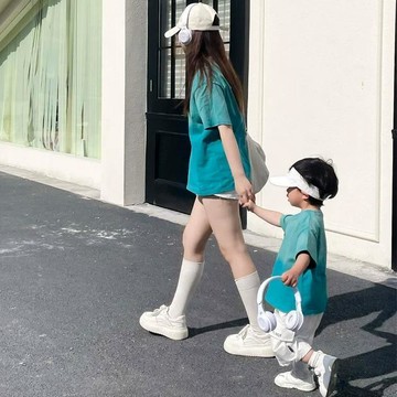 7632 人再度入手🎈炸街漸變色短袖t恤不一樣親子裝一家三口2026新款情侶裝夏款潮範UOFW