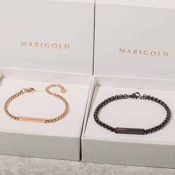 MARIGOLD 情侶對飾禮盒-西德鋼四種語言幸福手鍊女-玫瑰金 / 男款-黑