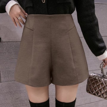 La Belleza素色後鬆緊腰線條側口袋西裝短褲