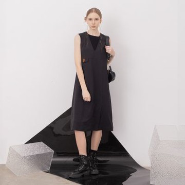【MASTINA】V領擋風片背心無袖長洋裝 黑 (魅力商品)
