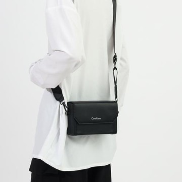 質感超火小包包潮牌男士小挎包百搭高級感手機包硬殼盒子包斜挎包