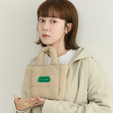 a la sha 壓紋鋪棉毛毛標小提袋