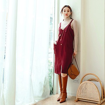 OB嚴選-V領裝飾鈕釦大口袋前開衩吊帶洋裝