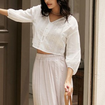 OB嚴選中大尺碼-純棉微透膚燒花蕾絲七分拋袖短版上衣《AB18487》