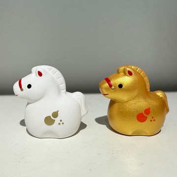 日本藥師窯 2026馬年招福干支 招貴人白馬 金馬 | 生肖擺件 馬年開運 招福 緣起物 居家擺設 - 馬年擺飾 2026 招財 馬年招福干支 馬年招福 金馬 日本藥師窯 招貴人白馬 生肖擺件 馬年招財 馬年開運 招福 緣起物 居家擺設