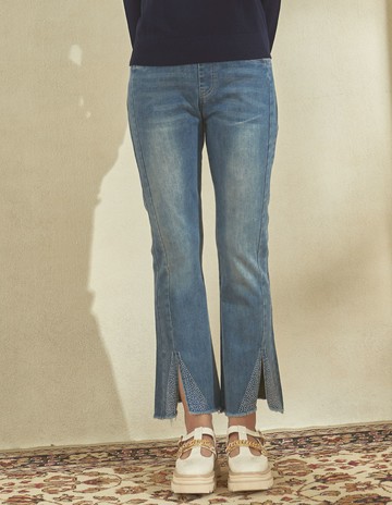 ★【喜芝梅】水花靈動 水晶風修身微喇牛仔褲(藍色；M-2L) 224030202