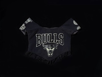 REGETHER 美式甜酷 BULLS 重構蕾絲馬甲一字領露肩上衣