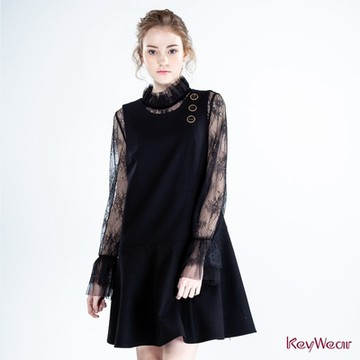 KeyWear奇威名品    圓領釦飾荷葉裙襬設計無袖洋裝-黑色