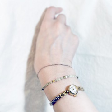 小心機 - 極細淺冷灰黃銅珠伸縮繩結編織蠟線手環 極簡淺褐色繞旋