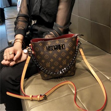 香港品牌包包2025新款時尚復古手提水桶包鏈條流行女士斜挎單肩包