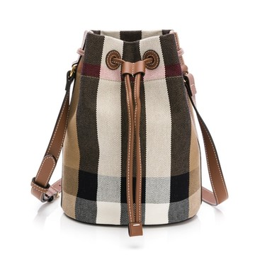 【BURBERRY 巴寶莉】經典格紋麻棉肩/斜背水桶包(灰褐)