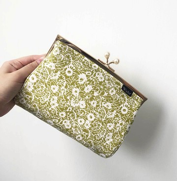 芥黃花朵 珍珠 口金包 手拿包 化妝包 隨身包