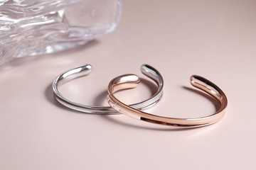 【SALE換季出清】自帶光圈。C字白鋼手環