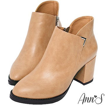 Ann’S乾淨俐落-美型金屬V扣前低顯瘦粗跟短靴 -杏