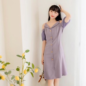 【OB 嚴選】桃心領露肩造型排釦車線肩帶洋裝 《DA9351》