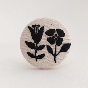 單色系植物圖案刺繡胸針或刺繡髮圈