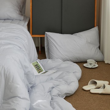 maatila 法國宅邸60支紗棉純棉薄被  安靜的房間 藍色 + 白色  SS 150 x 200cm