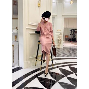 【翁先森的店】歷久經典香風～親膚彈力冷粉優雅V開衫+半身裙套裝