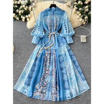 度假風氣質設計感立領單排扣收腰燈籠袖印花壓褶大擺長款連衣裙女