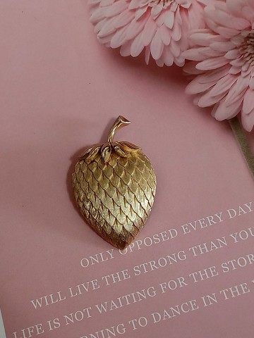 vintage jewelry 古董Trifari 精緻刷金紋草莓別針