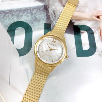 CITIZEN / EM0812-89D / L 光動能 珍珠母貝 米蘭編織不鏽鋼手錶 銀白x鍍金 32mm