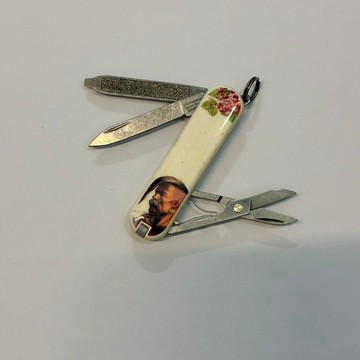 [沐沐屋]Victorinox Classic SD 烏克蘭限定版 （Kozak / 哥薩克與莢迷花）
