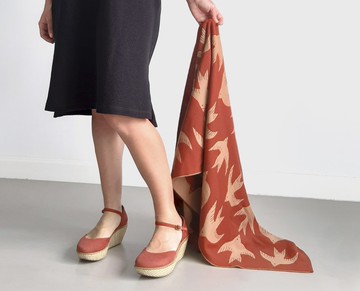 鏽紅色女士美利奴羊毛圍巾，織有鳥類圖案。高品質女士圍巾