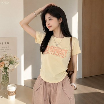 正韓上衣短袖小個子夏天甜酷少女字母印花顯瘦收腰褶皺新款冰絲奶系正肩短袖T恤女短款潮 合身透氣藏肉短袖t恤上衣