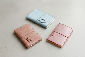 【Bloom】The Draft 擦蠟皮雙摺護照套, 紀錄旅途的色澤變幻