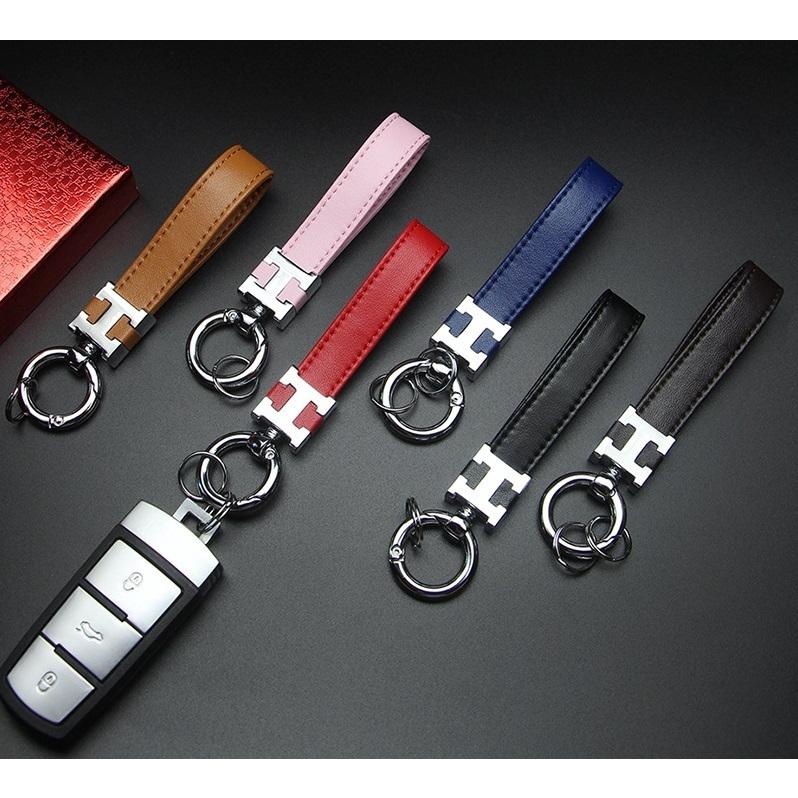 可愛いクリスマスツリーやギフトが！ Esthra キーホルダー キーリング 絶妙の本革質感 車のキーの紛失を防ぐ メンズ レディース用 