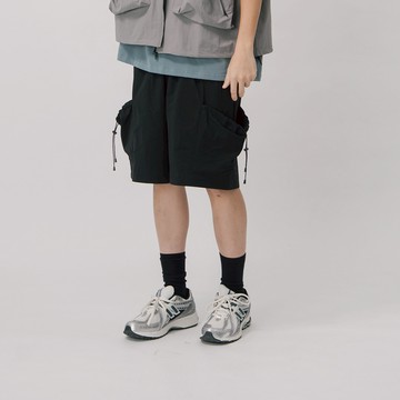 QUEENSHOP_F 情侶裝 抽繩大口袋工裝短褲 兩色售 1/2/3【04130301】