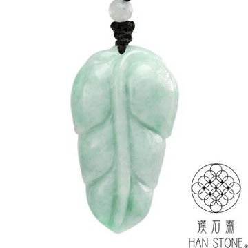 【漢石齋】天然翡翠A貨 一葉致富玉珮吊墜 飄花種帶辣綠(24*43*8mm)