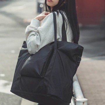 日本KiU 371-900 黑色 大容量防水摺疊旅行袋, 底部獨立層, 行李箱桿插袋