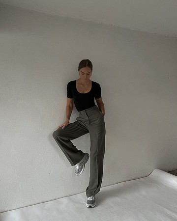 北歐極簡 - 貼身舒適有機棉U領高衩連身衣 女(黑)