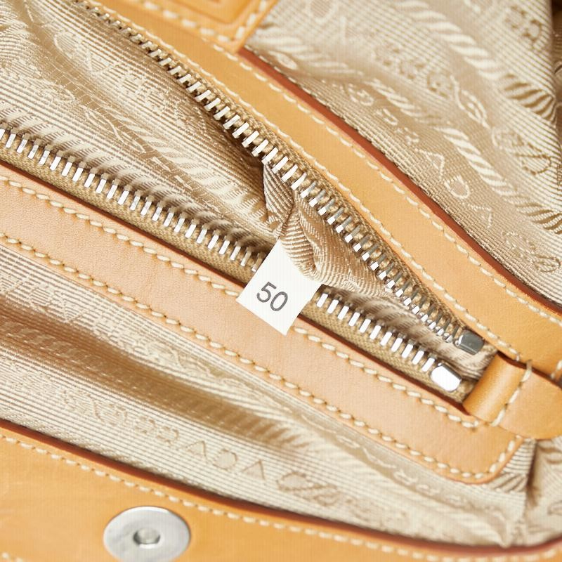 q72【美品】プラダ　ロゴジャガード　がま口　三角ロゴ　キャンバスハンドバッグ. q72【美品】プラダ ロゴジャガード がま口 三角ロゴ キャンバス