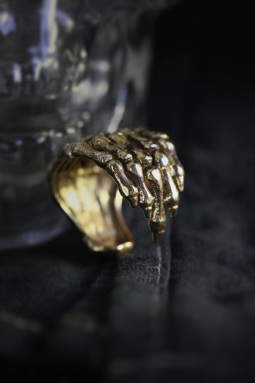 Defy 人手骷髏戒指。