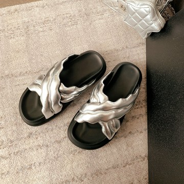 厚底拖鞋女外穿高級感銀色2024夏季新款軟底不累腳休閑增高沙灘鞋