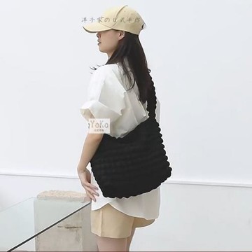 洋子家の日式手作新款蓬蓬立體浮雕肌理感斜挎包甜酷暗黑系帆布包