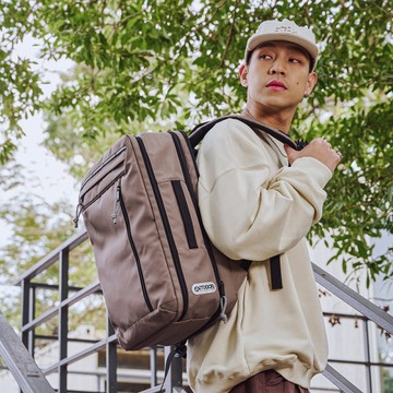 【OUTDOOR】悠遊寰遊15.6吋電腦後背包-卡其棕 OD153102KB