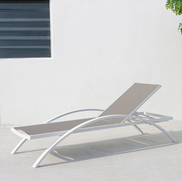 戶外沙灘椅 海邊泳池酒店特斯林躺床沙灘帶扶手休閒躺椅