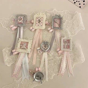 【蜜糖の 胸針】臺灣出貨“甜妹魔法臺” 手作銀白色系夢幻浮雕鏡框波點絲帶胸針髮夾兩用