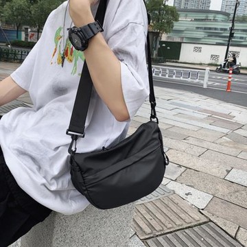 男士單肩包男款防水皮膜斜挎包小包潮流時尚學生肩包男生個性挎包