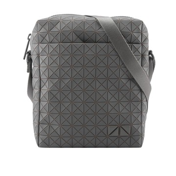 ISSEY MIYAKE BAO BAO Voyager 霧面尼龍拉鍊斜背包/灰色