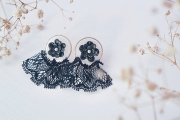 午夜的森林。芍藥花扇形蕾絲耳環。鑽石黑